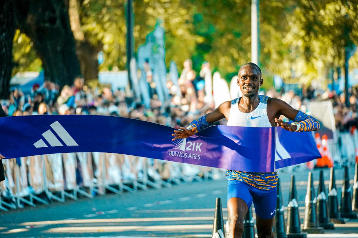 Corredor celebrando después de una maratón internacional en Buenos Aires