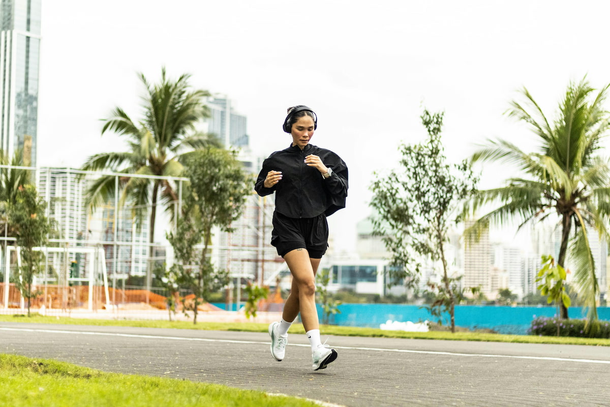 Corredora entrenando en ambiente tropical para Honolulu Marathon