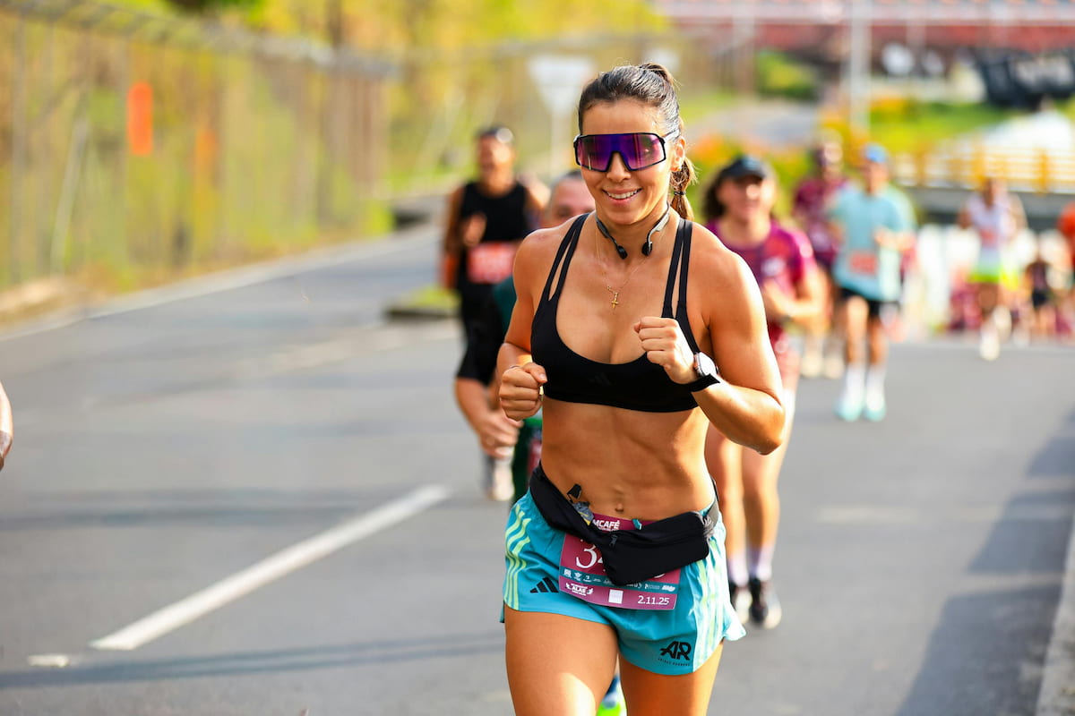 Corredora avanzando con calma durante una carrera