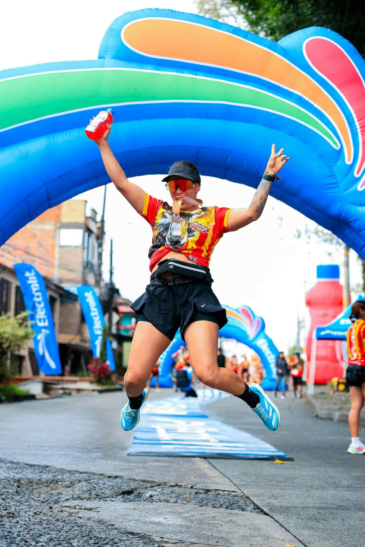 Corredor celebrando después de correr en Medellín