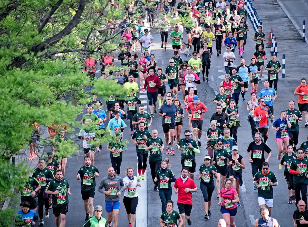Ruta urbana de Portland Marathon con corredores en carrera
