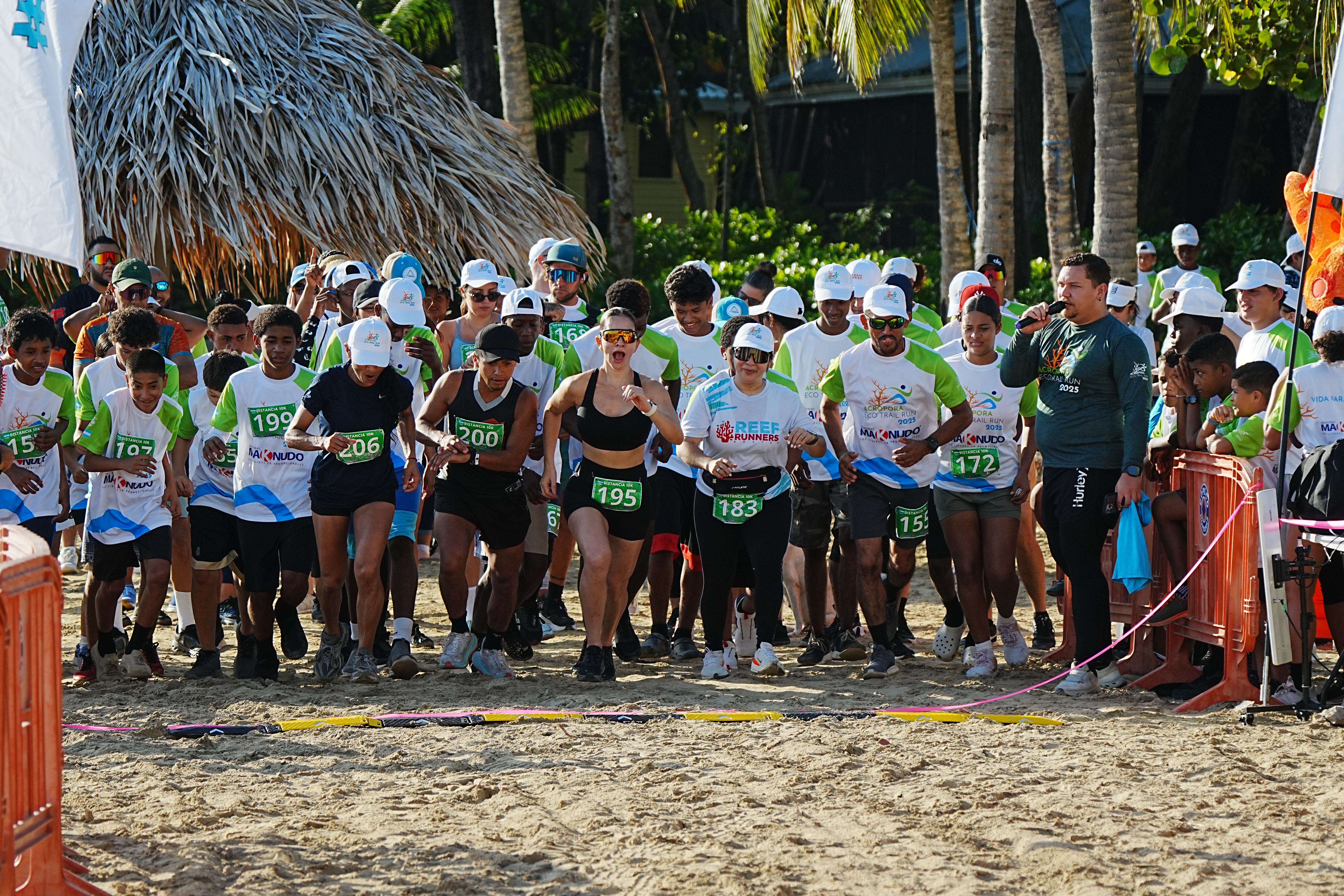 Corredores en el Acropora Eco Trail Run de Roatán