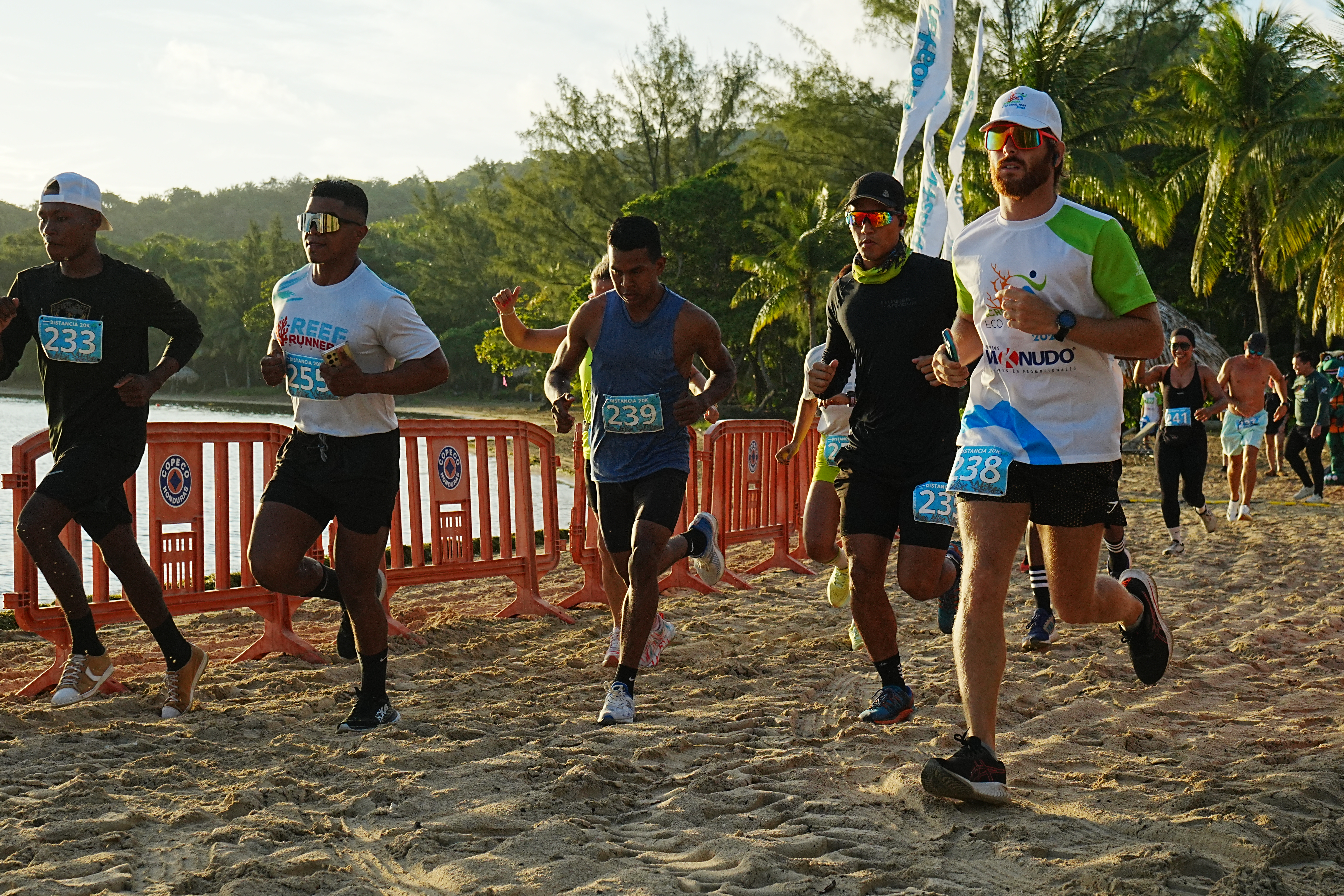 Kit oficial y corredores del Acropora Eco Trail Run de Roatán