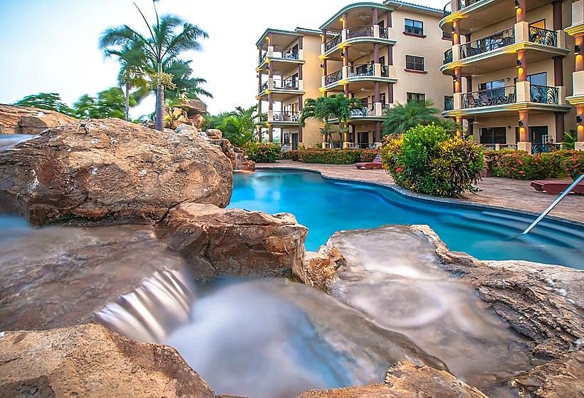 Clarion Suites Roatan at Pineapple Villas - exterior y piscina